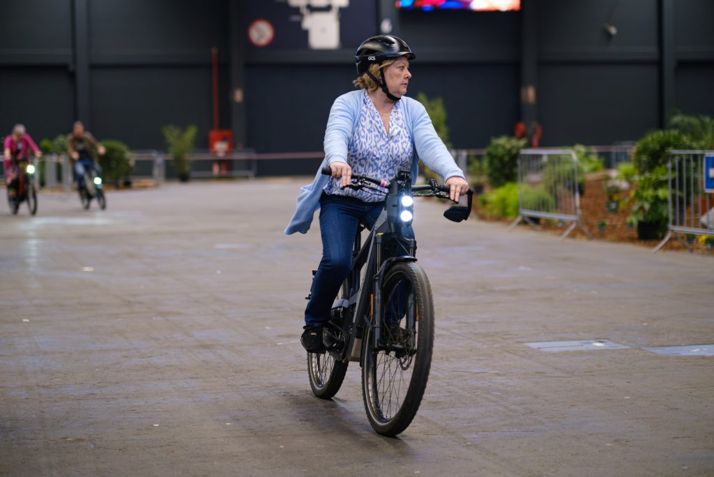 Vrouw maakt een testritje over het parcours