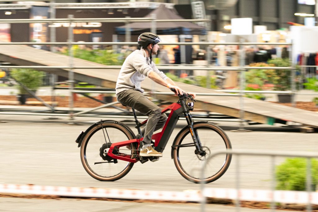 Op de speedpedelec racen over het fietsparcours