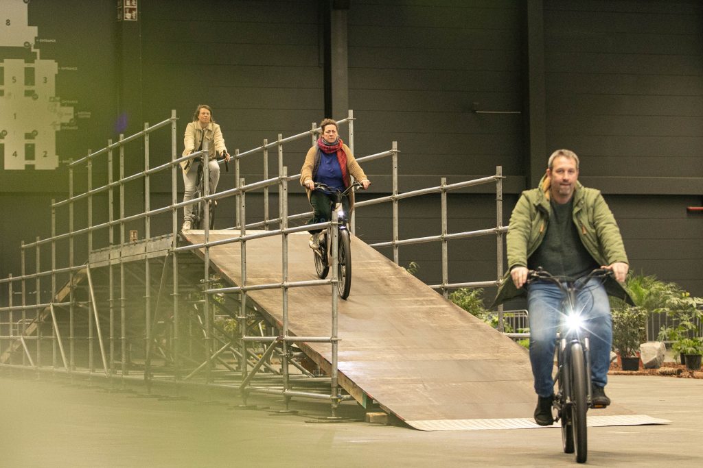 e-bikers op de fietsbrug in Flanders Expo