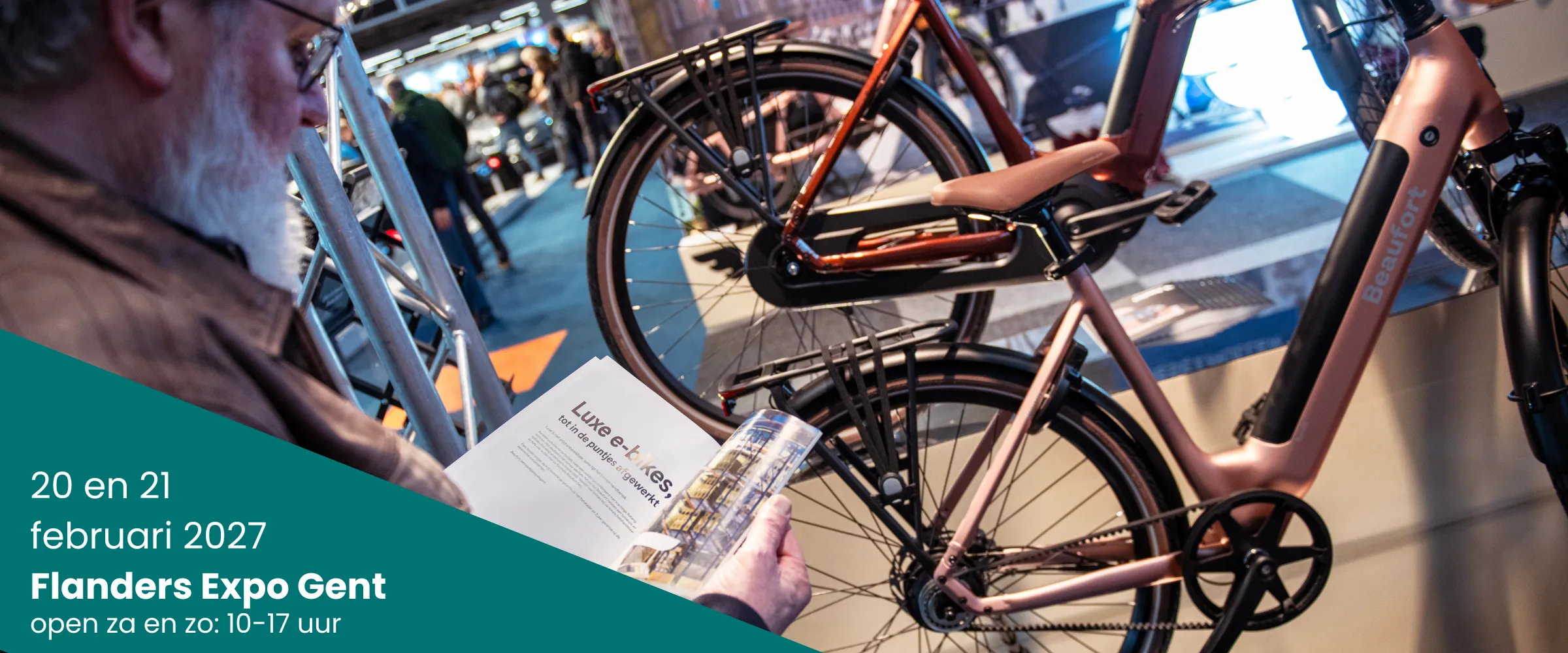header E-bike Challenge, bezoeker kijkt in een brochure van een e-bikemerk