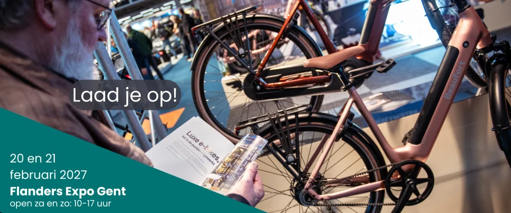 Bezoeker van de E-bike Challenge leest informatie over een e-bike