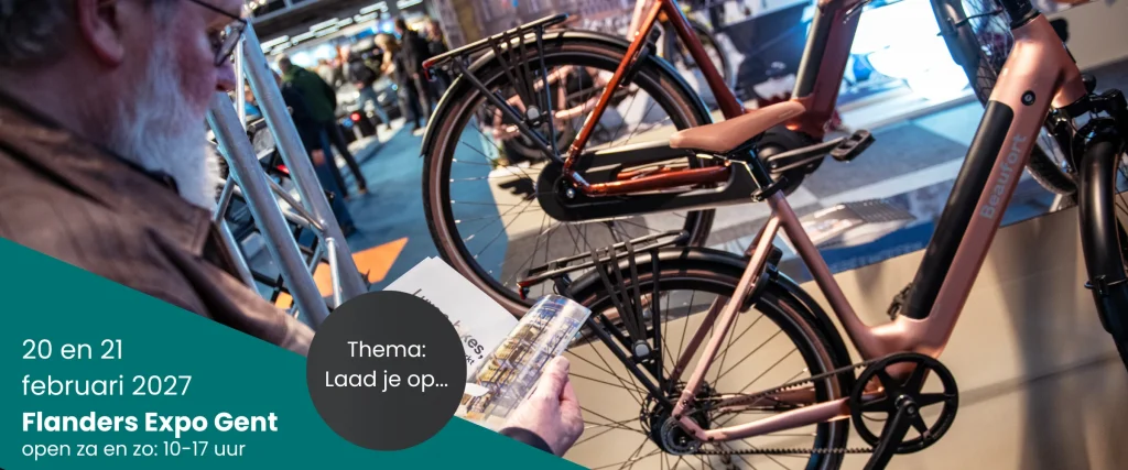 Bezoeker van de E-bike Challenge leest informatie over e-bike-modellen